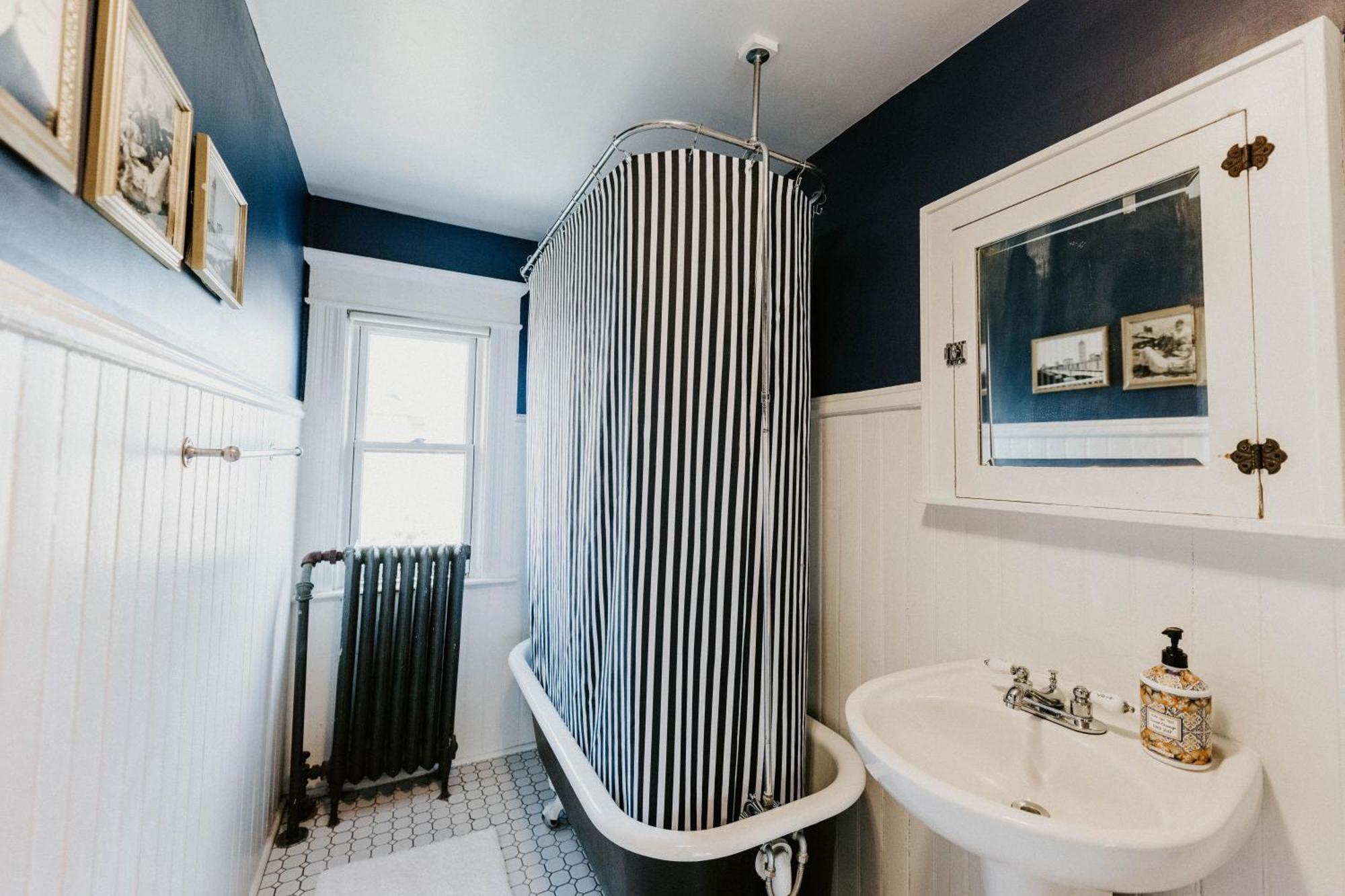 Appartamento Retro Gem Box Victorian Steps From Irvine Park Saint Paul Esterno foto